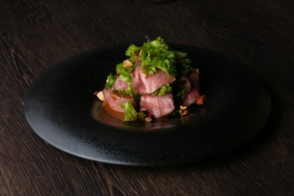 サーモン料理に加え、『大人のわさビーフ』や『鶏レバーのコンフィ』、『黒い担々麺』など、個性豊かなメニューも用意しています。どれも素材や味付けにこだわった逸品ばかりです。意外性のあるメニューが大人の好奇心をくすぐります。自慢のクラフトビール、ジンと一緒にお楽しみください<br />
<br />

